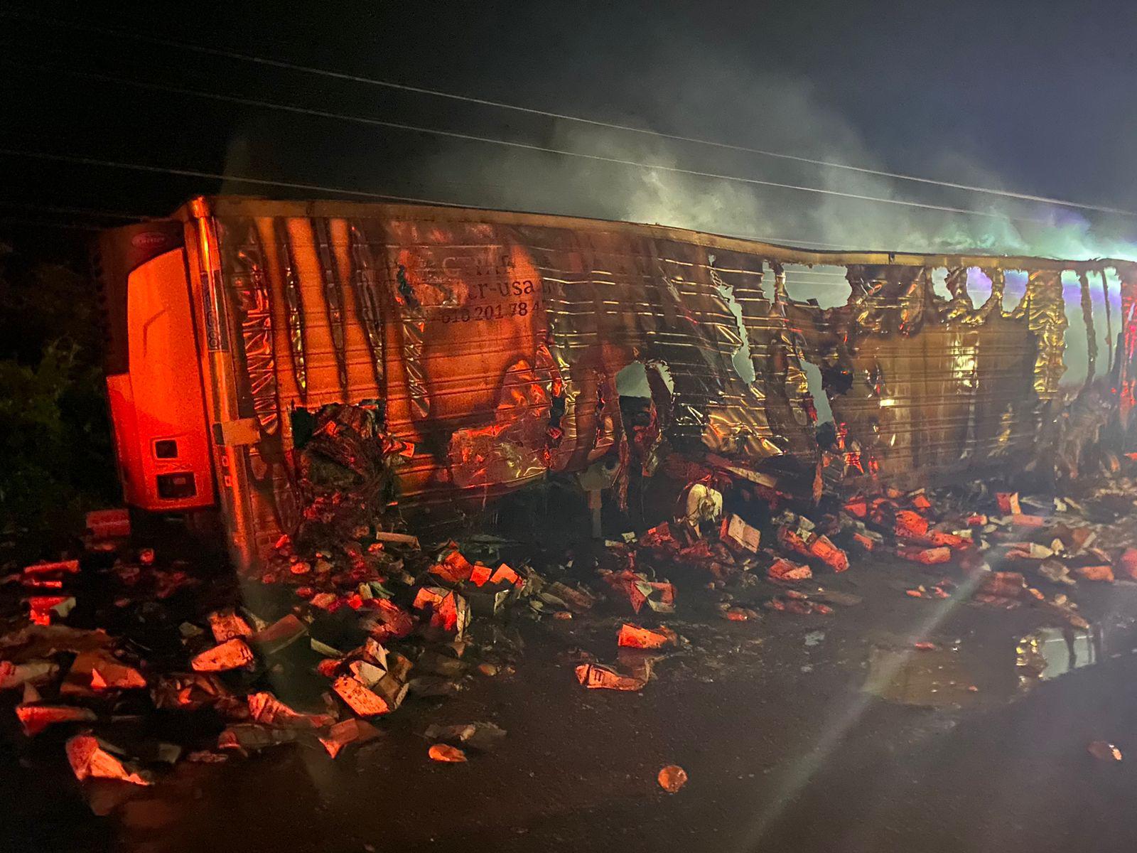 $!Incendio en tráiler provoca cierre de la autopista Durango-Mazatlán