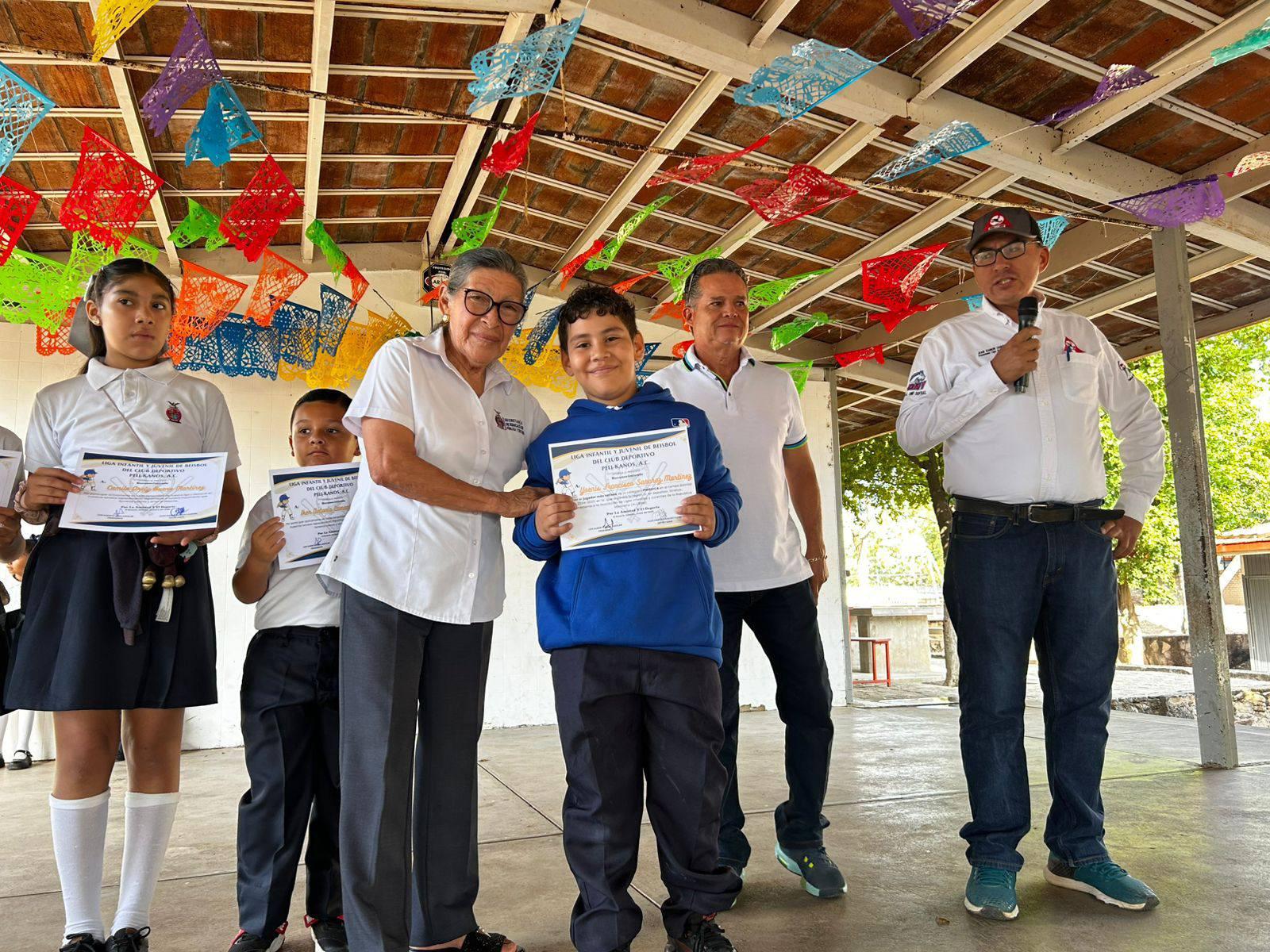 $!Reconocen a peloteritos y peloteritas de la Liga Infantil Pelikanos, en Rosario