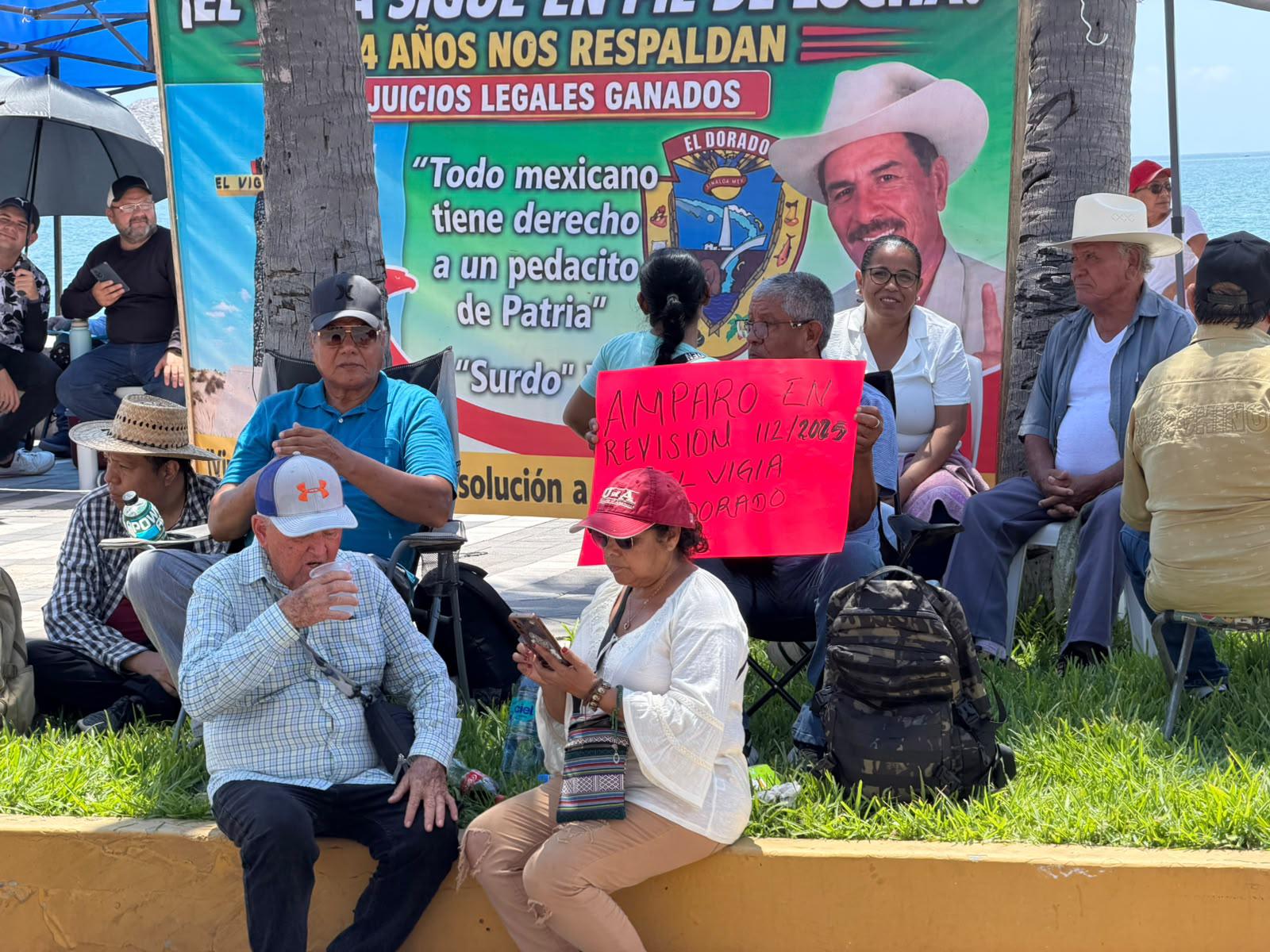 $!Habitantes de El Vigía protestan frente al Poder Judicial en Mazatlán exigiendo seguridad jurídica sobre predios