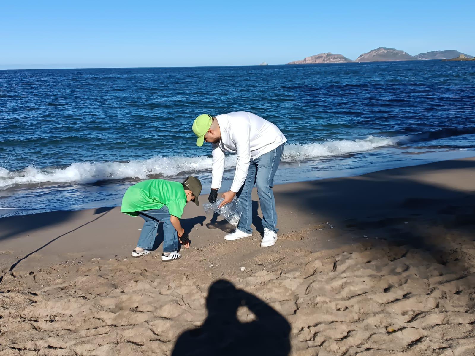 $!Partido Verde despide el Carnaval con limpieza de playas en Olas Altas