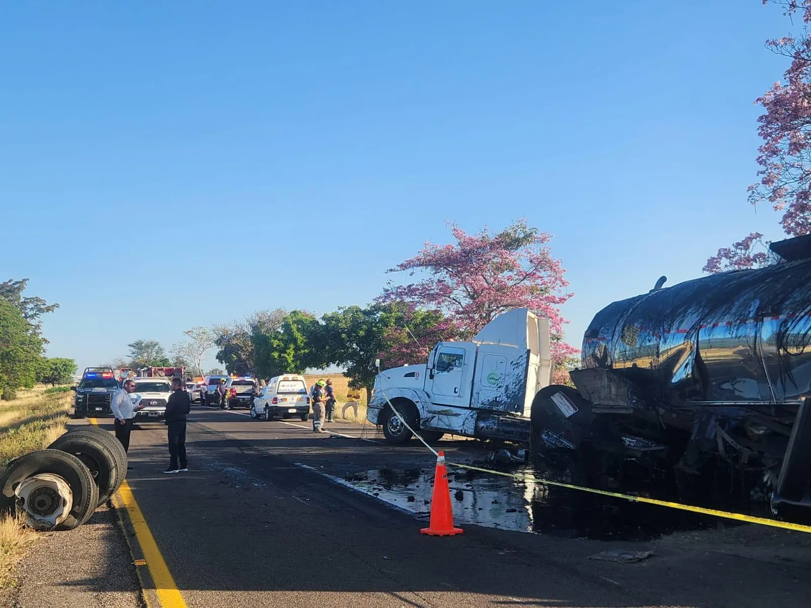 $!Aparatoso accidente en la Maxipista Culiacán-Mazatlán termina con un muerto y dos heridos