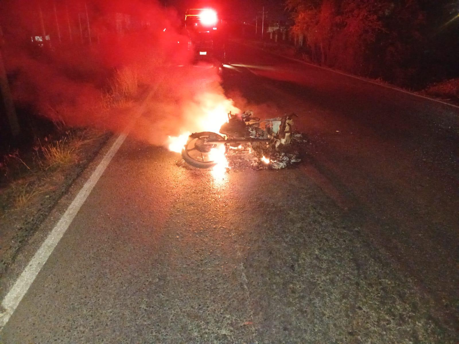 $!Reportan accidente y localizan motocicleta incendiada en Rosario