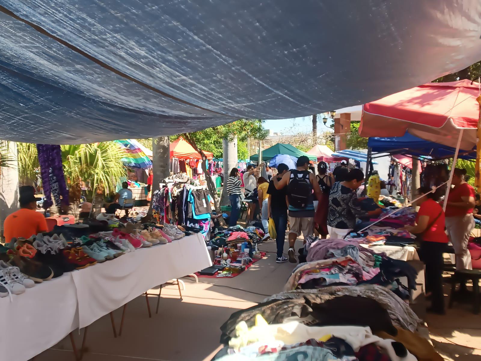 $!Mazatlecos dan vida y color al tianguis de la colonia Benito Juárez pese a mala temporada
