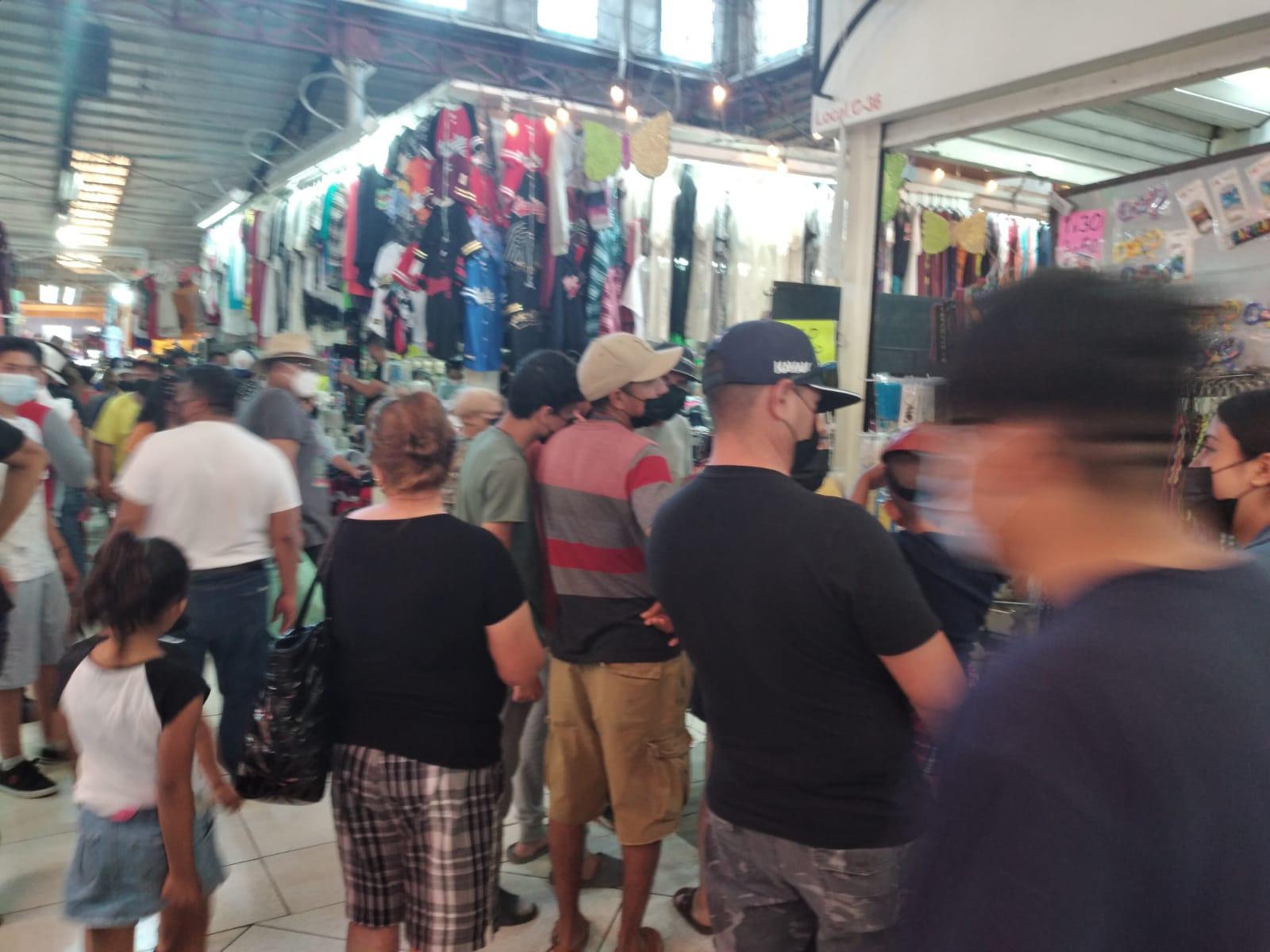 $!En Mazatlán, el mercado ‘Pino Suárez’ registra fuerte presencia turística este Domingo de Pascua