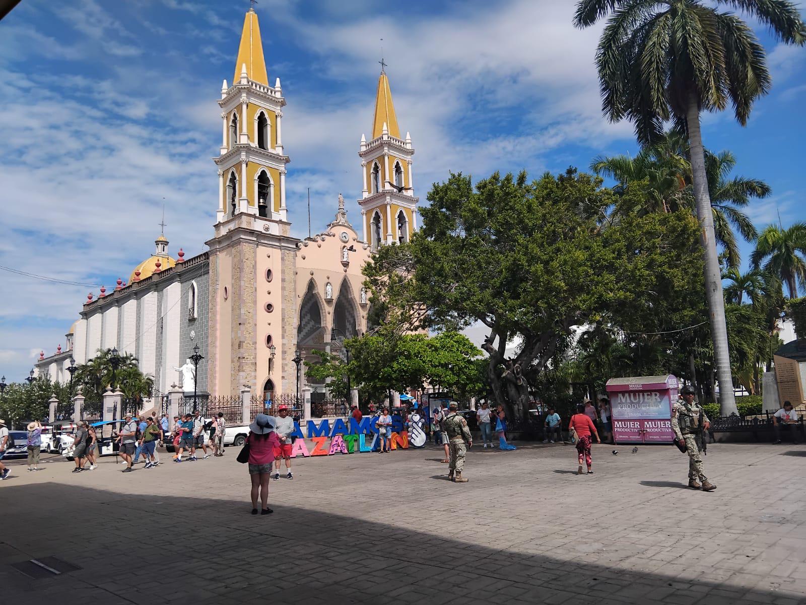 $!Refuerzan seguridad en Centro de Mazatlán tras abandono de resto humano frente al Palacio Municipal