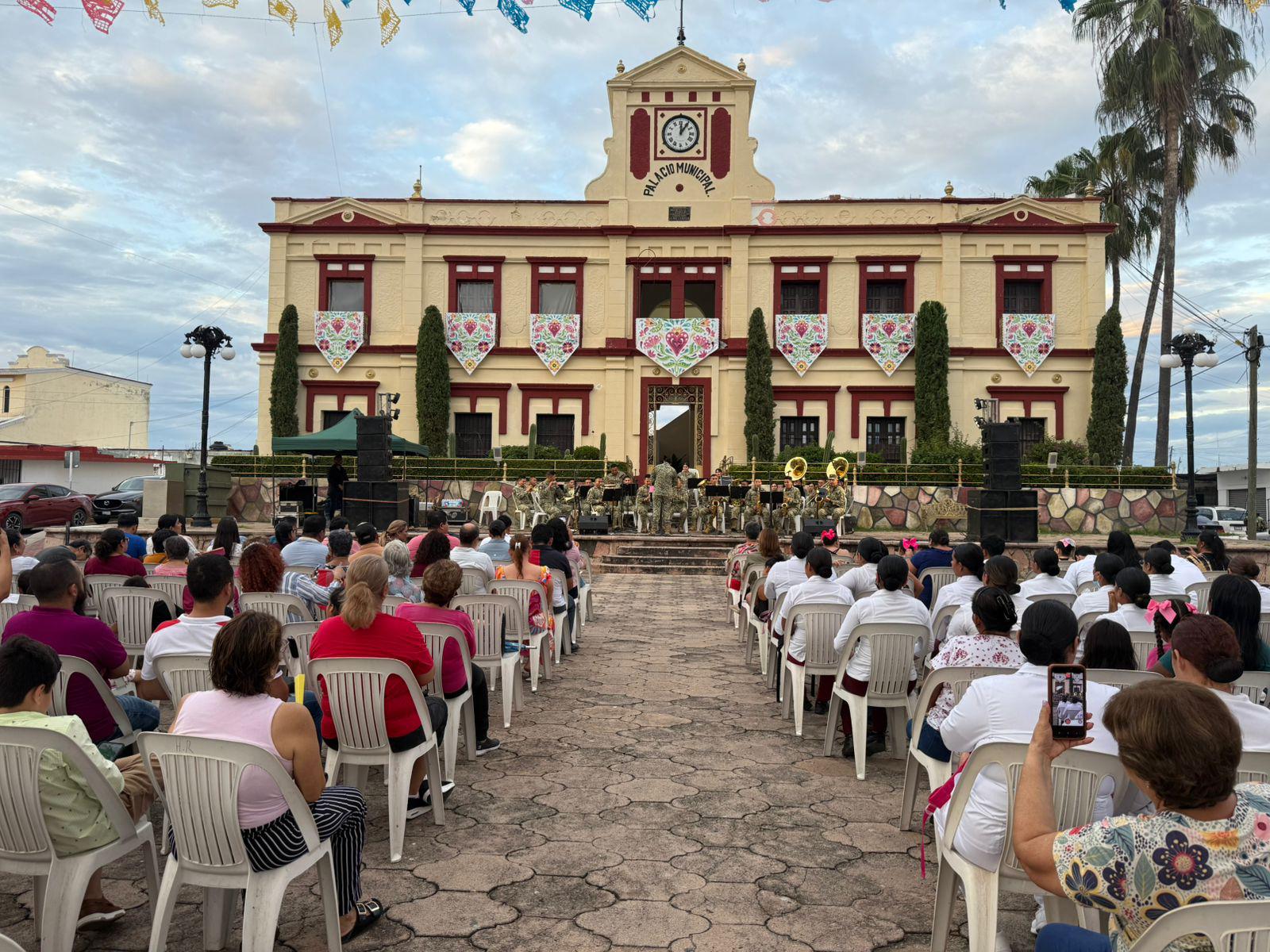 $!Banda de Música de la III Región Militar pone a cantar y bailar a los rosarenses