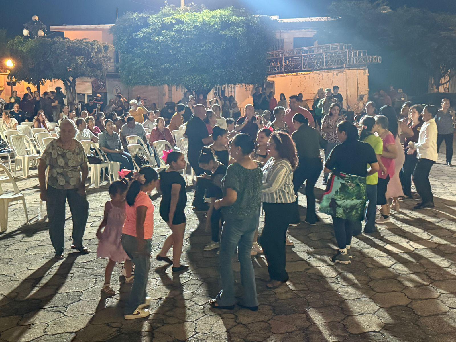 $!Banda de Música de la III Región Militar pone a cantar y bailar a los rosarenses