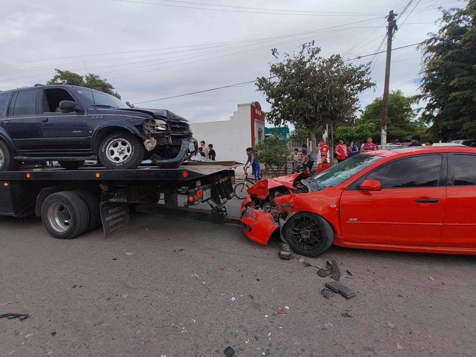 $!Camioneta termina incrustada en una vivienda de Los Mochis tras fuerte choque; hay tres lesionados