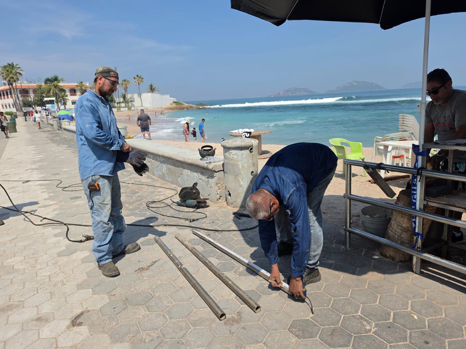 $!Reinstalan barandales en Playa Pinitos, pero persiste problema de accesibilidad