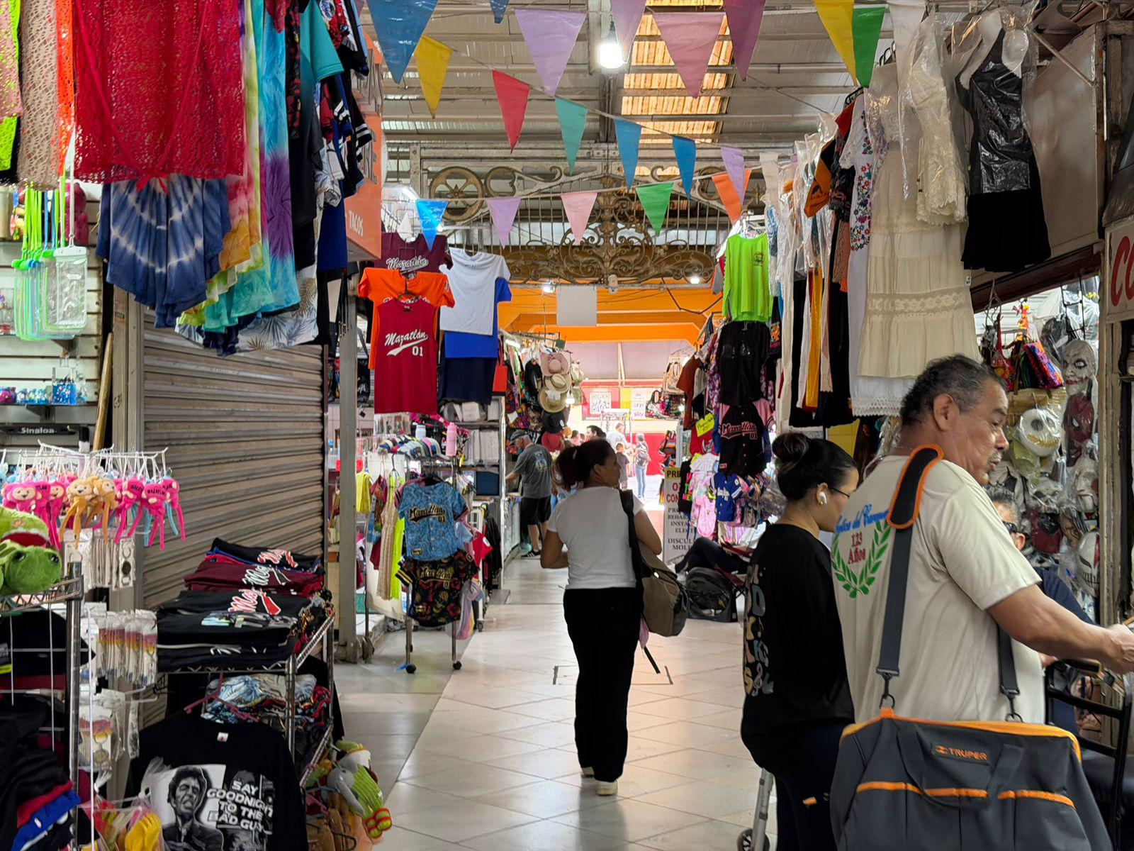 $!Deja temporada vacacional bajas ventas en el Mercado Pino Suárez de Mazatlán