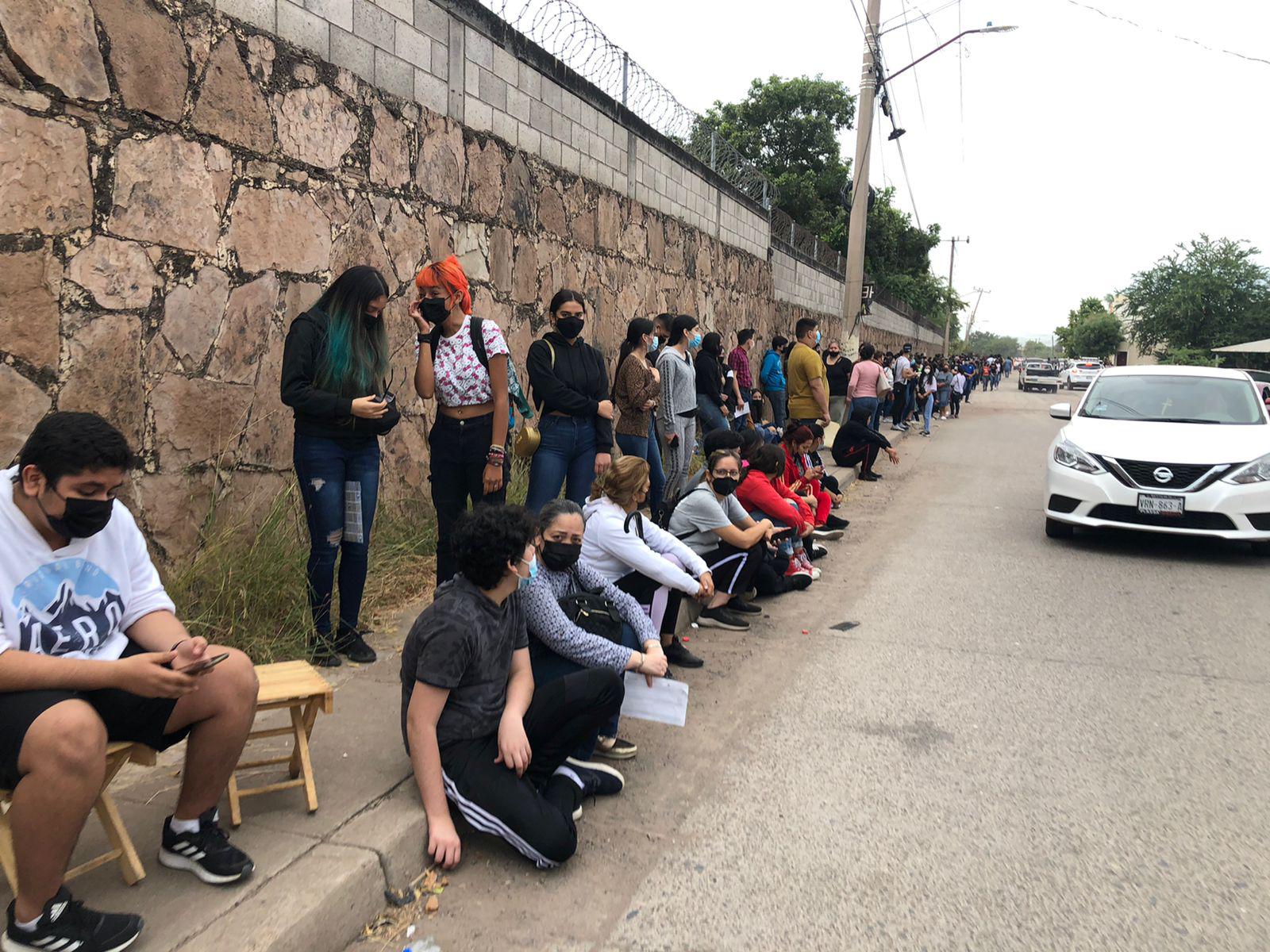 $!Madrugan adolescentes a la Novena Zona Militar de Culiacán para recibir la vacuna contra el Covid; persisten largas filas