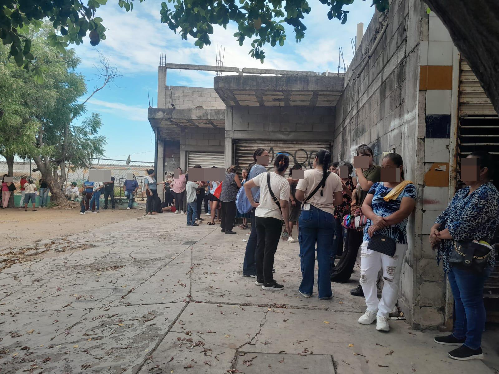 $!Entregan despensas a mujeres de Villa Juárez en capilla de Jesús Malverde, en Culiacán