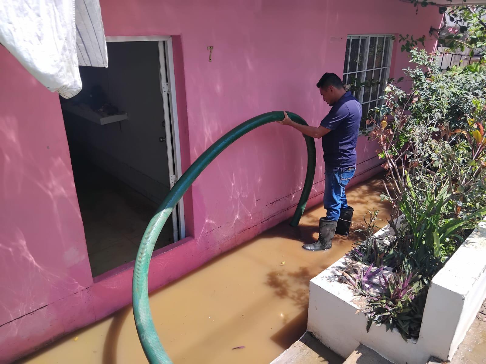 $!Tras las lluvias, vecinos sacan agua de casa inundada y ponen colchones al sol en Urías, en Mazatlán