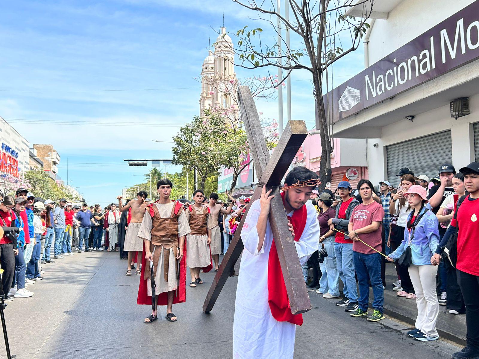 $!Culiacán revive el Viacrucis con representación juvenil