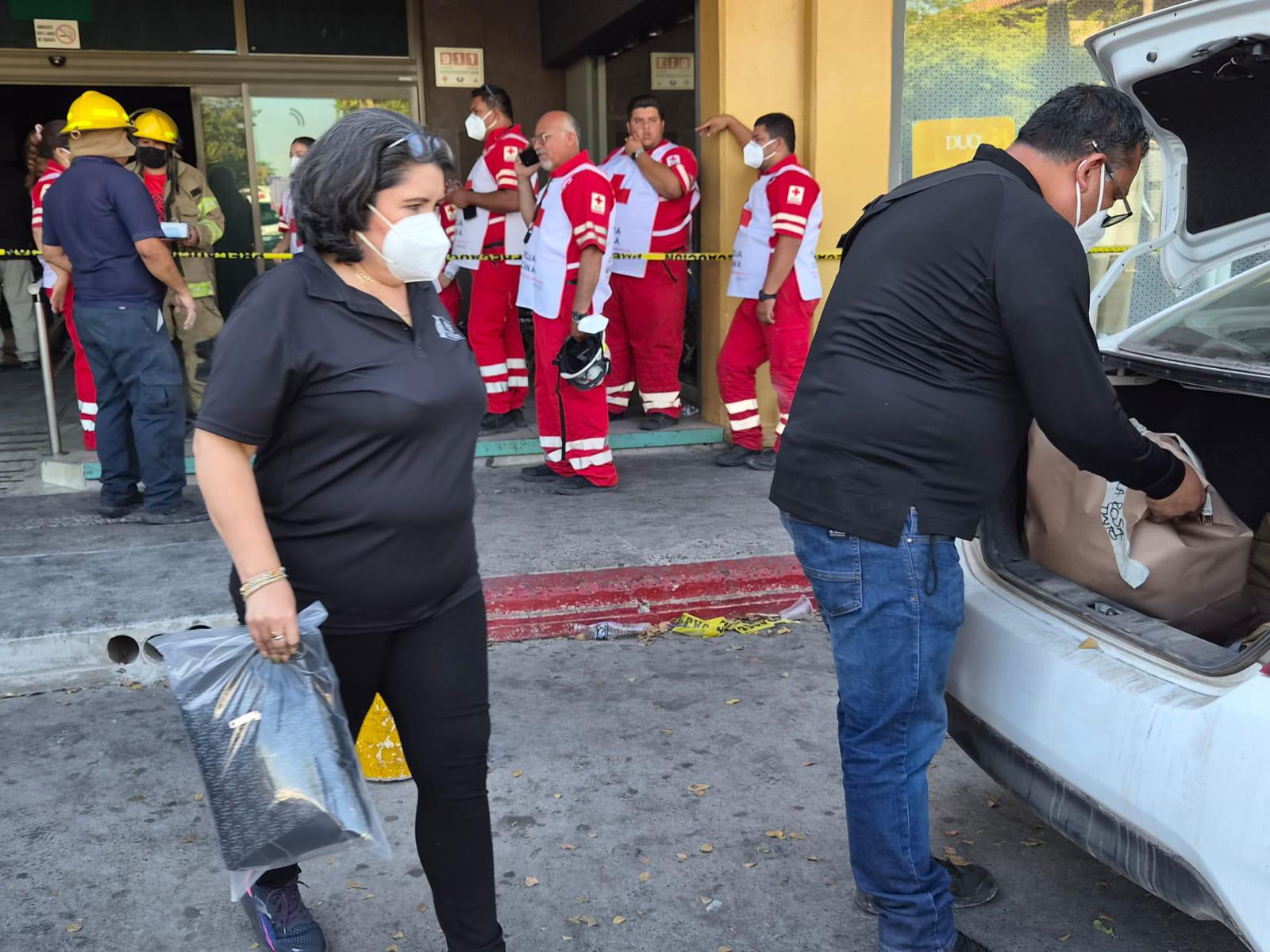 $!FGE aún no determina origen del incendio en plaza comercial de Los Mochis