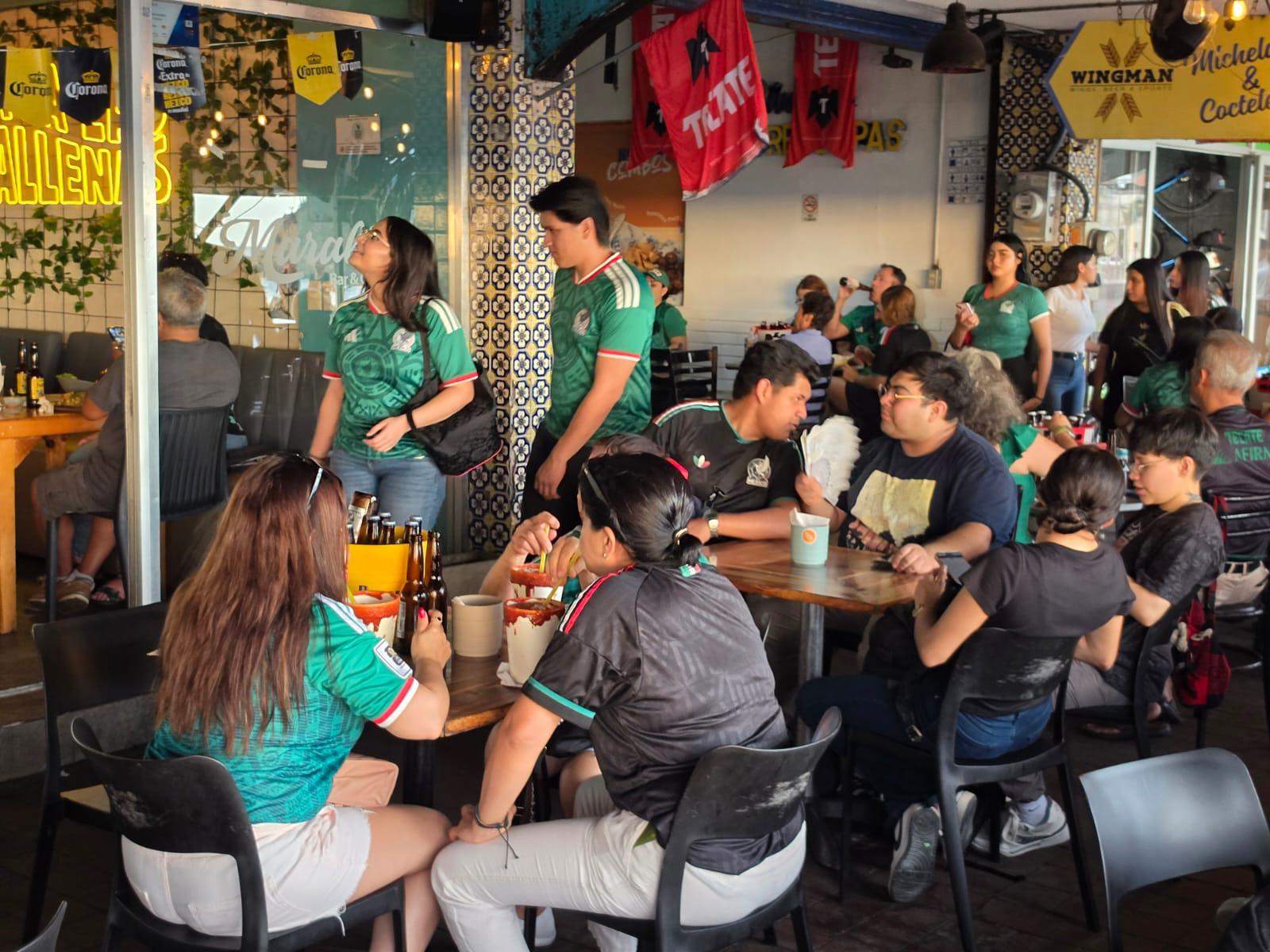 $!Esperan aficionados en Olas Altas disfrutar del partido de México contra Ecuador