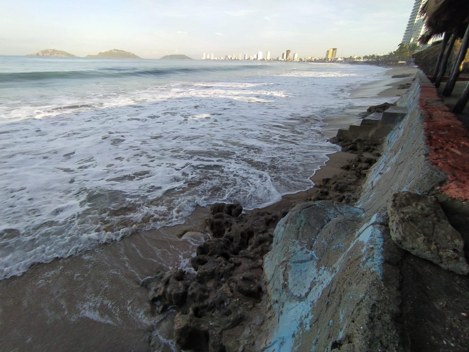 $!El fuerte oleaje deja al descubierto zonas rocosas en playa del malecón de Mazatlán