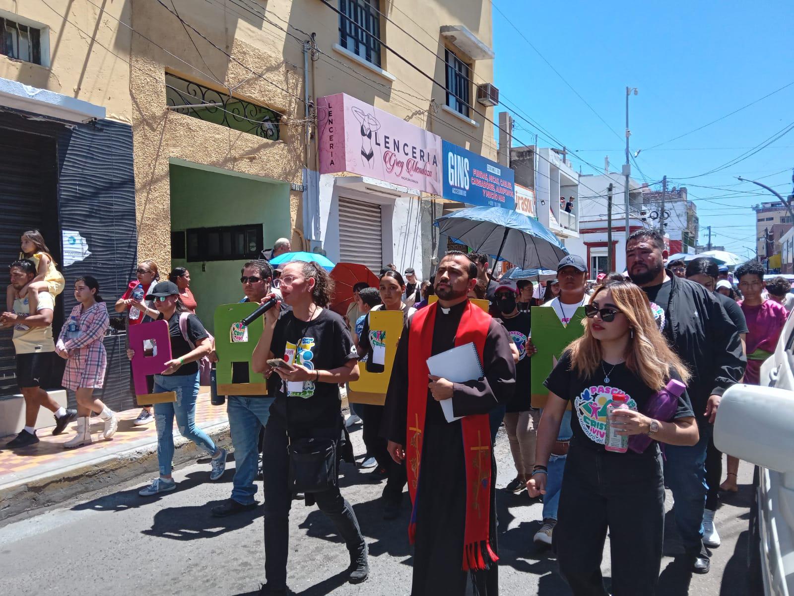 $!Mazatlecos y turistas atestiguan el Viacrucis Viviente en calles del Centro de puerto