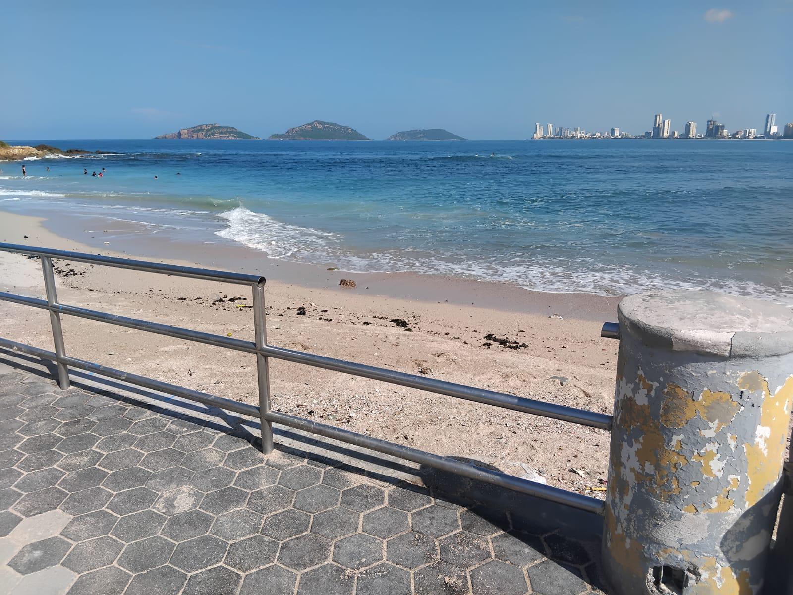 $!Cortan barandal de acero inoxidable en malecón de Playa Pinitos, en Mazatlán, para crear accesos