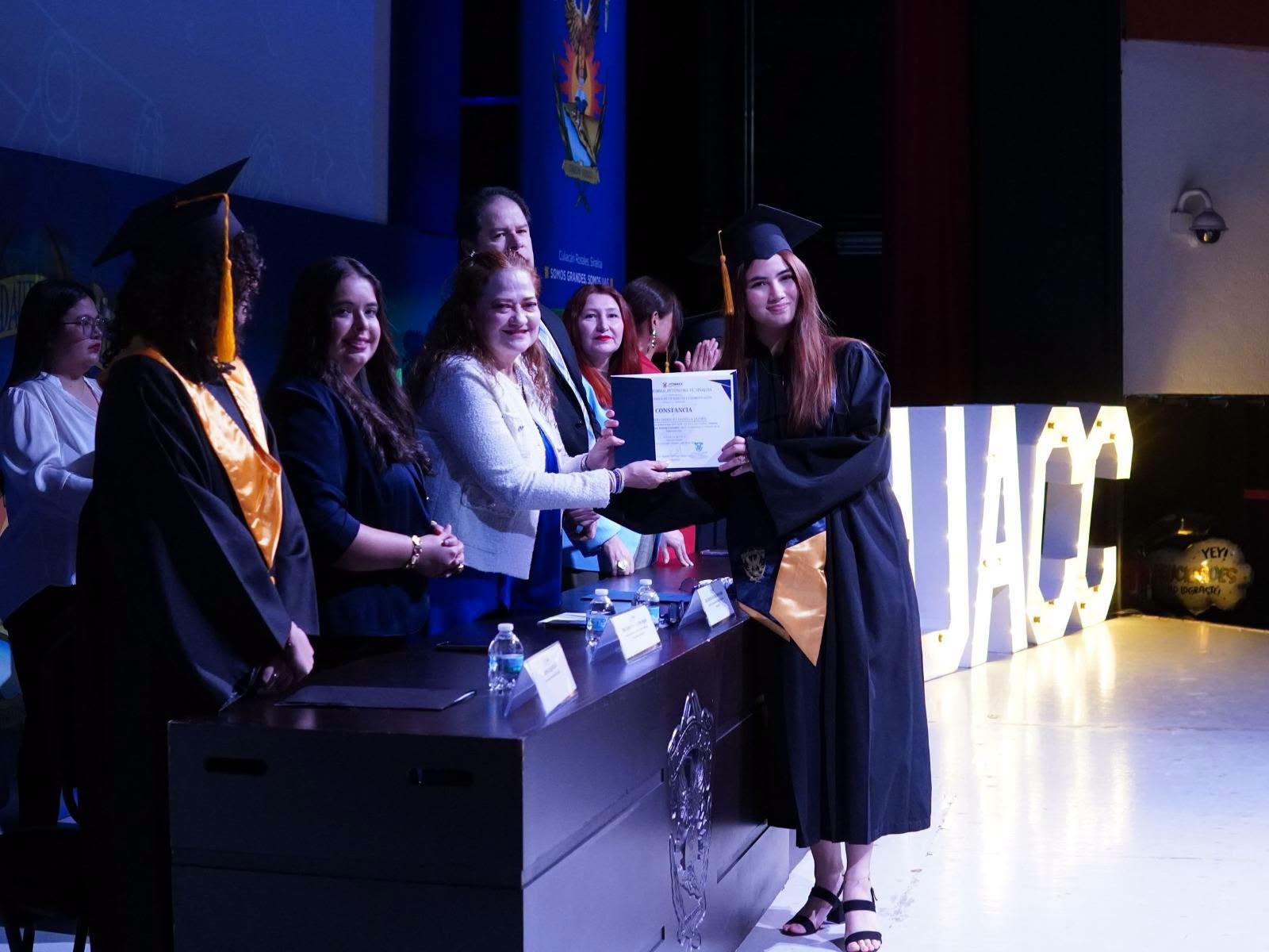 $!La entrega de reconocimientos se llevó a cabo en el Teatro de la Torre Académica.