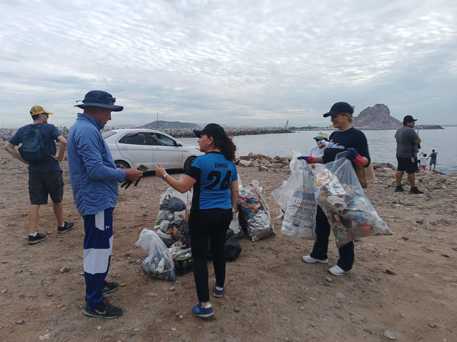 $!Voluntarios se suman a MazConCiencia en jornada de limpieza de la escollera del Faro