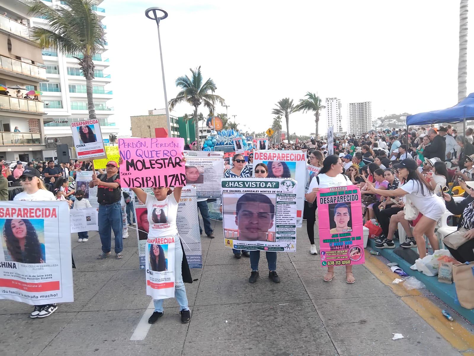 $!Se integran personas buscadoras al desfile del Carnaval de Mazatlán