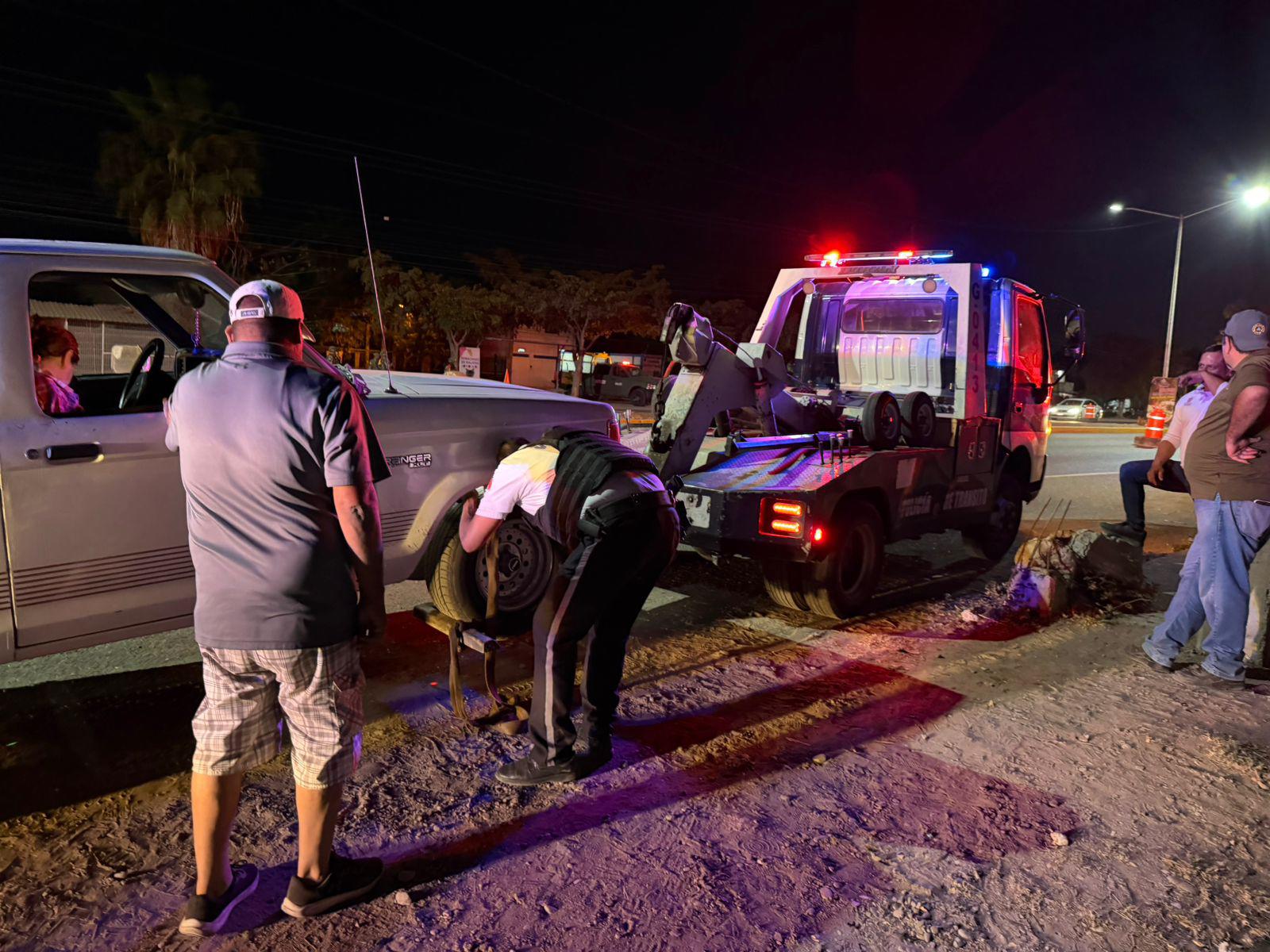 $!Auxilian a 20 familias por incidentes viales durante el Viernes Santo en Culiacán