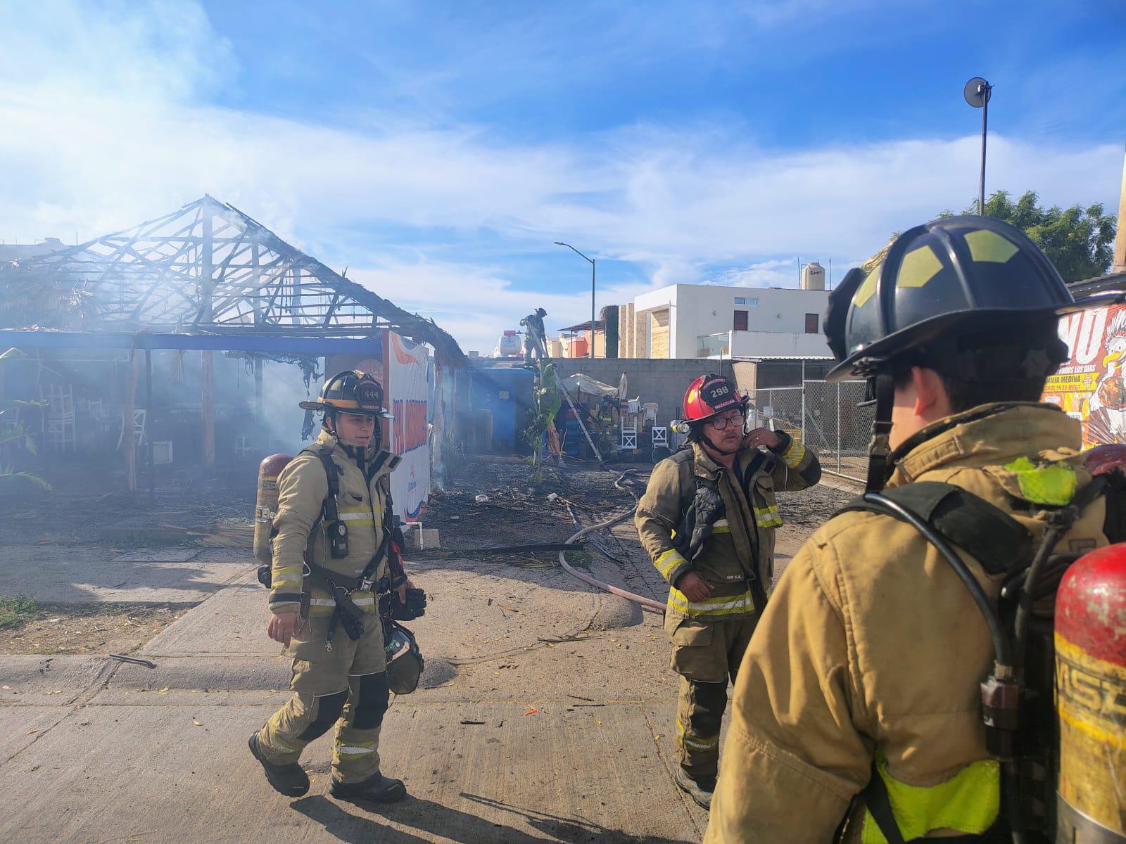 $!Fuego consume restaurante de mariscos en Real del Valle, en Mazatlán
