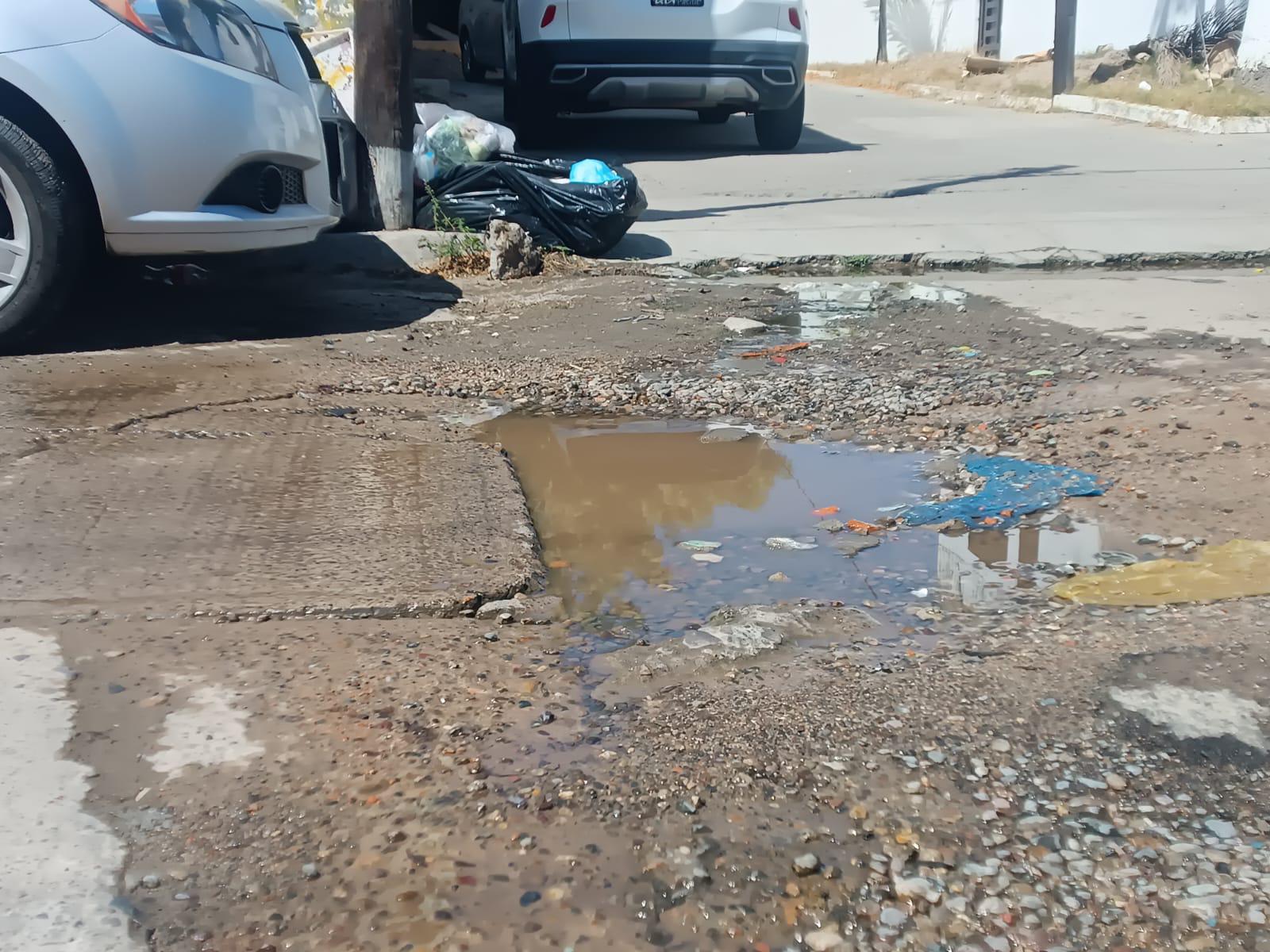 $!Alertan vecinos de Jabalíes por un gran bache que podría provocar accidentes viales