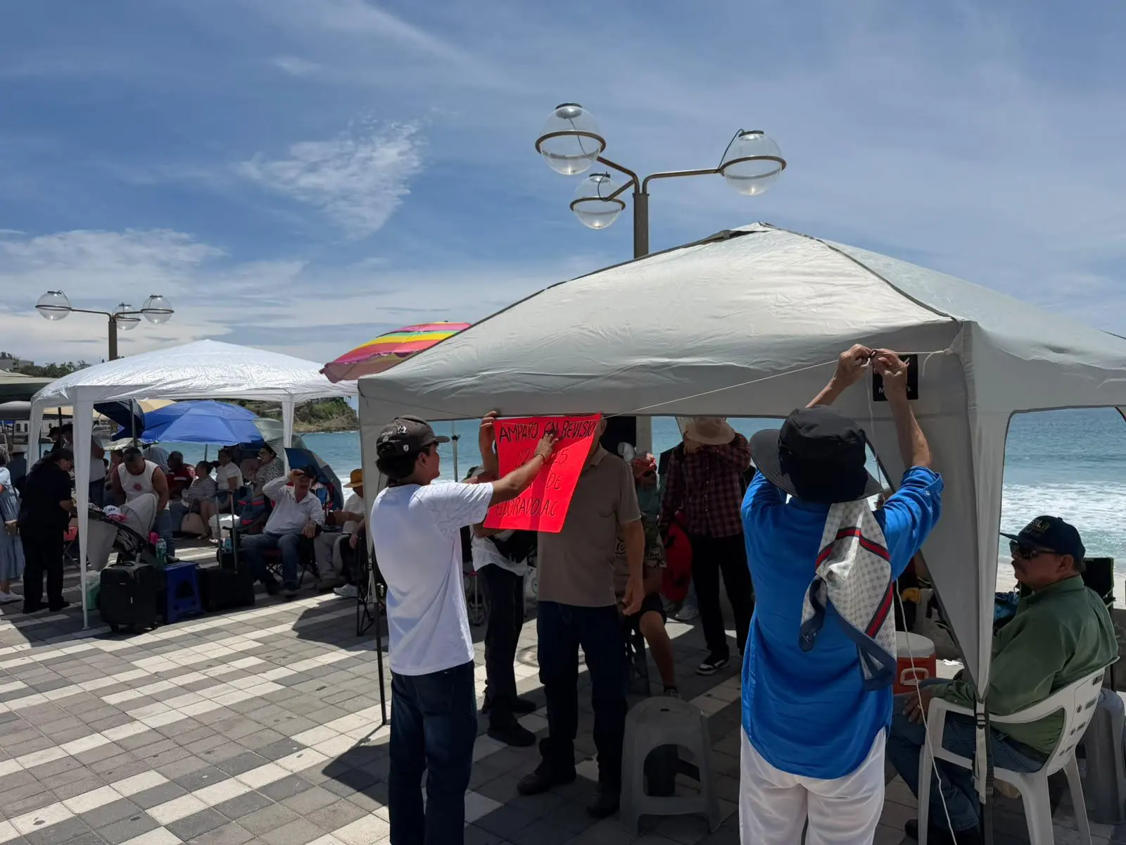 $!Habitantes de El Vigía protestan frente al Poder Judicial en Mazatlán exigiendo seguridad jurídica sobre predios