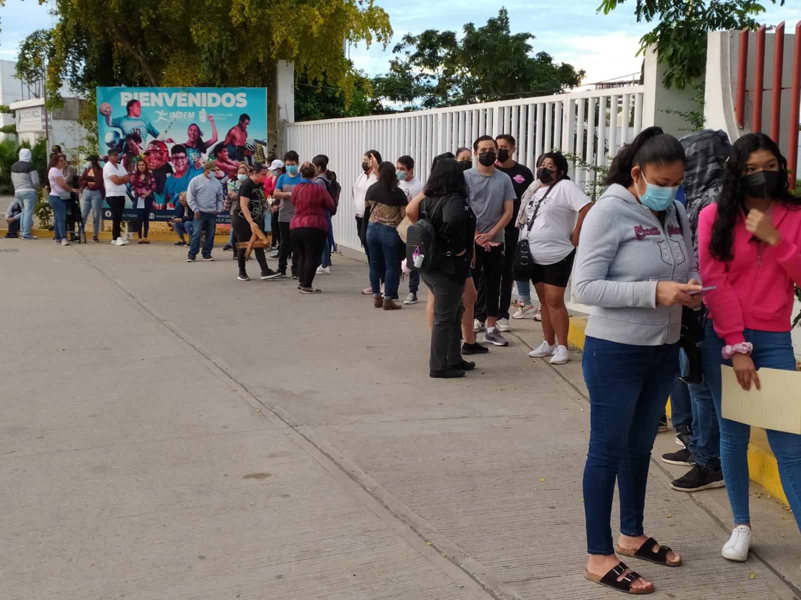 $!Abren Polideportivo de la UAS en Mazatlán para vacunar contra el Covid a adolescentes