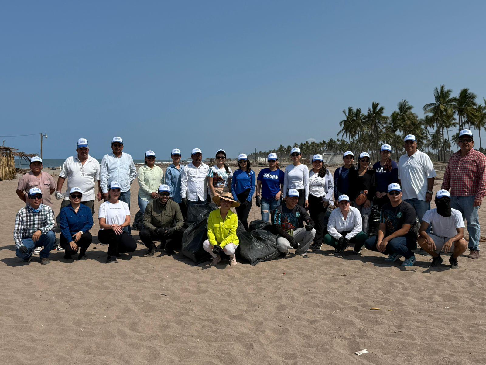 $!Limpian playa de Las Cabras en Escuinapa por el Día Mundial de los Océanos