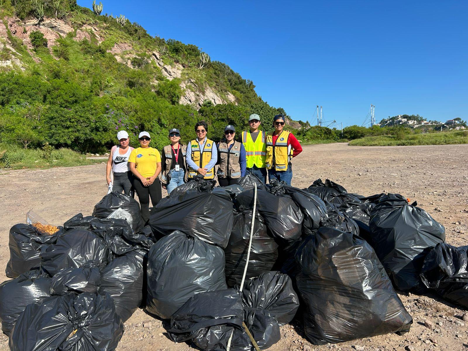 $!Retiran desechos de las faldas del Faro y la escollera de Mazatlán