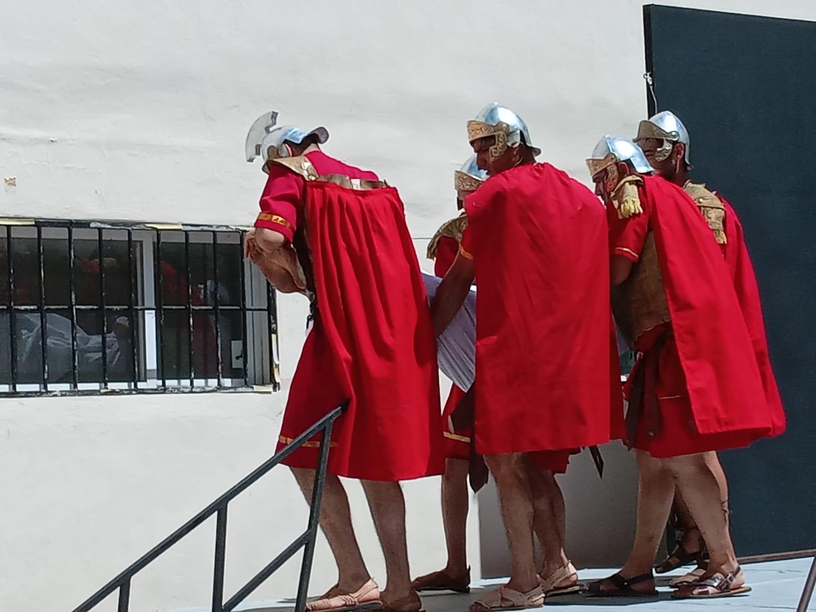 $!Mazatlecos y turistas atestiguan el Viacrucis Viviente en calles del Centro de puerto
