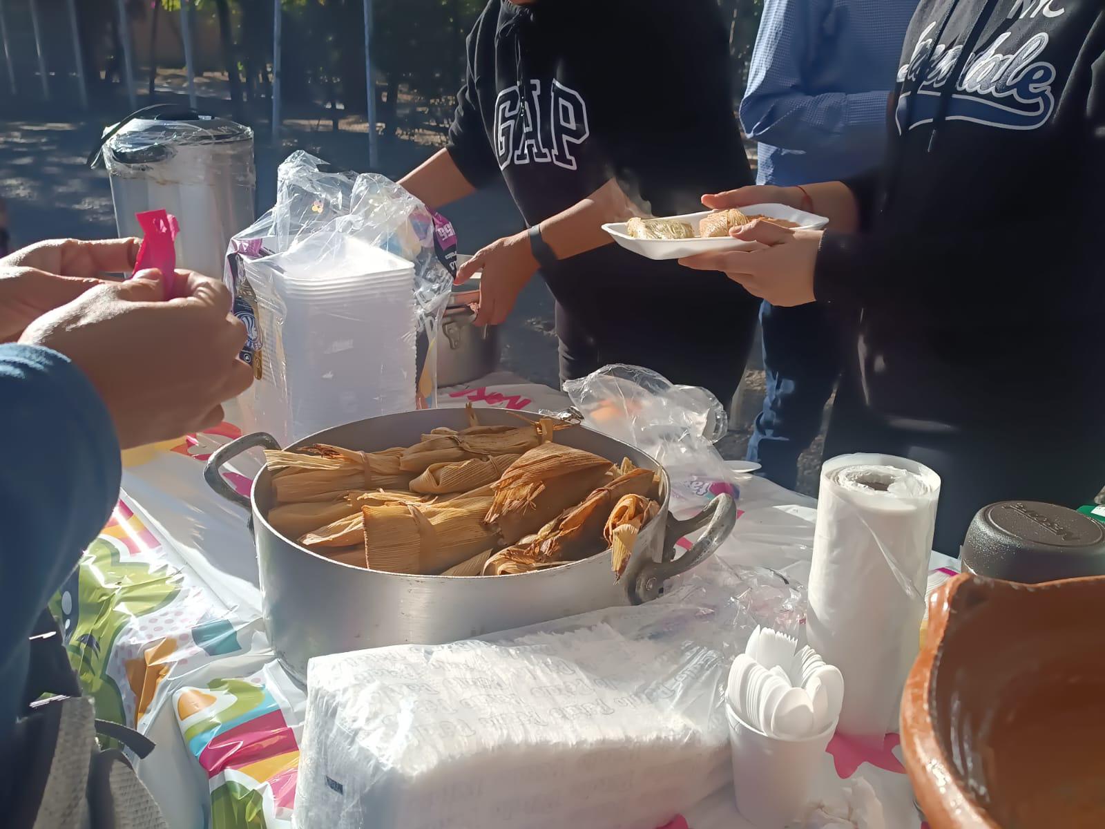 $!Mazatlecos cumplen con la tradición de comer tamales en el Día de la Candelaria