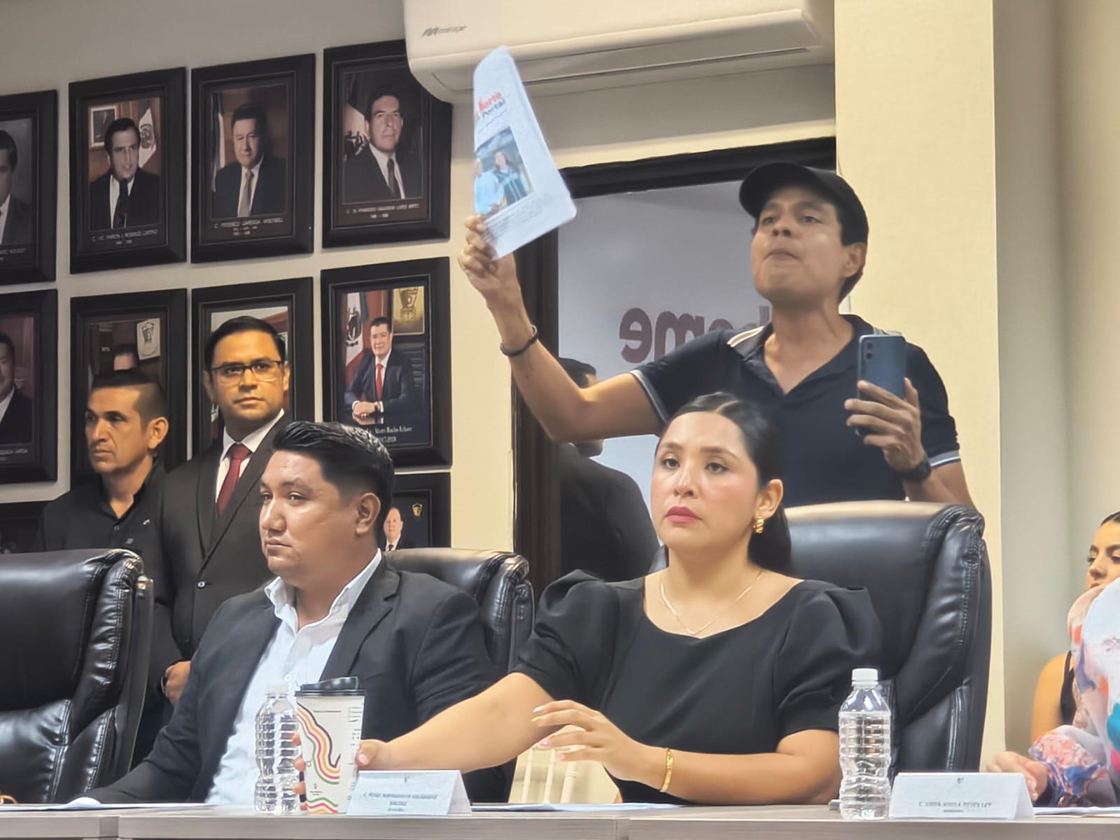 $!Manifestantes irrumpen en sesión solemne de Cabildo de Ahome previa al Segundo Informe de Gobierno