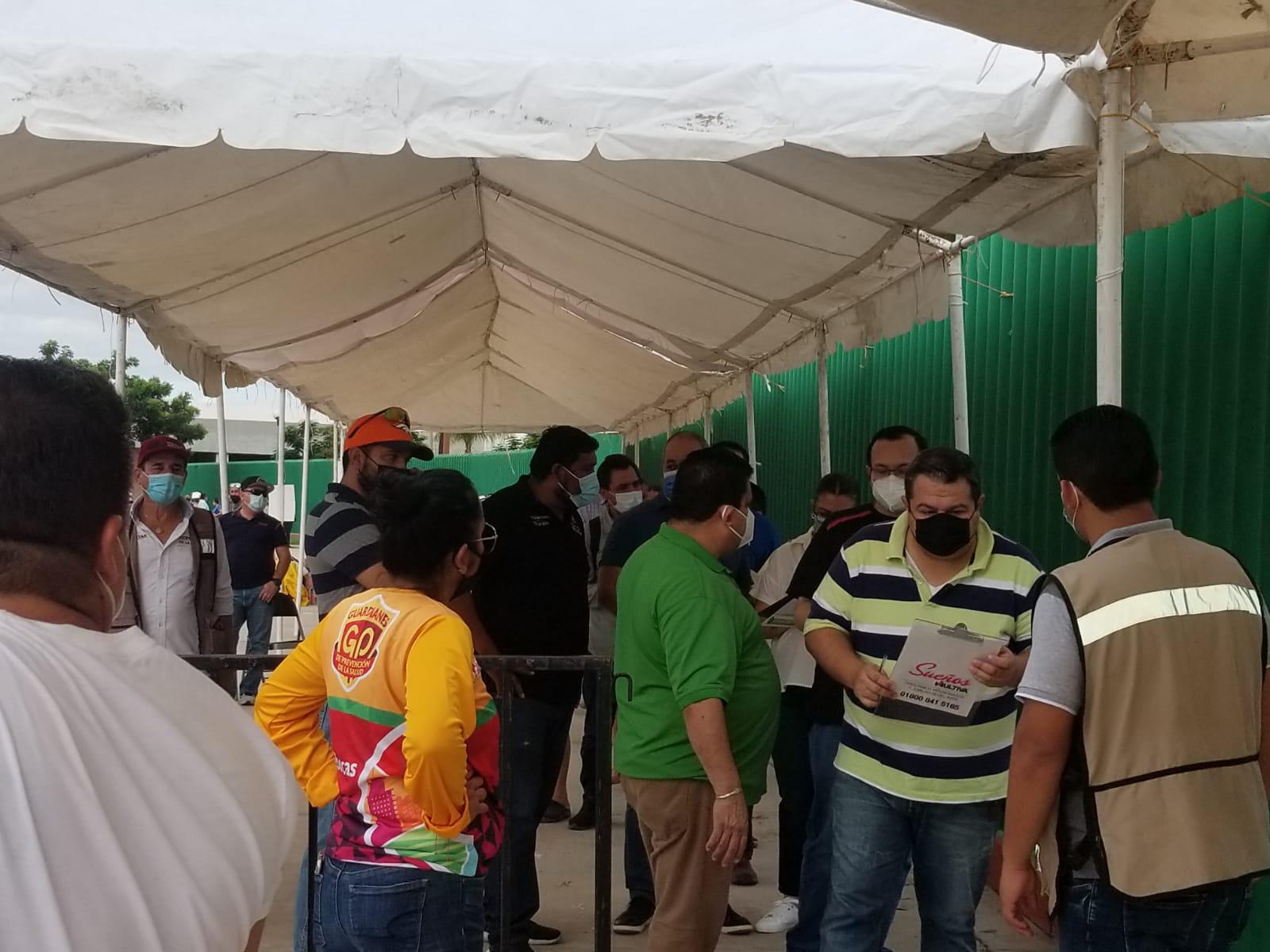 $!Vacunan contra el Covid-19 a jóvenes de 18 años, y aplican segundas dosis a adultos de 40 años, en Culiacán