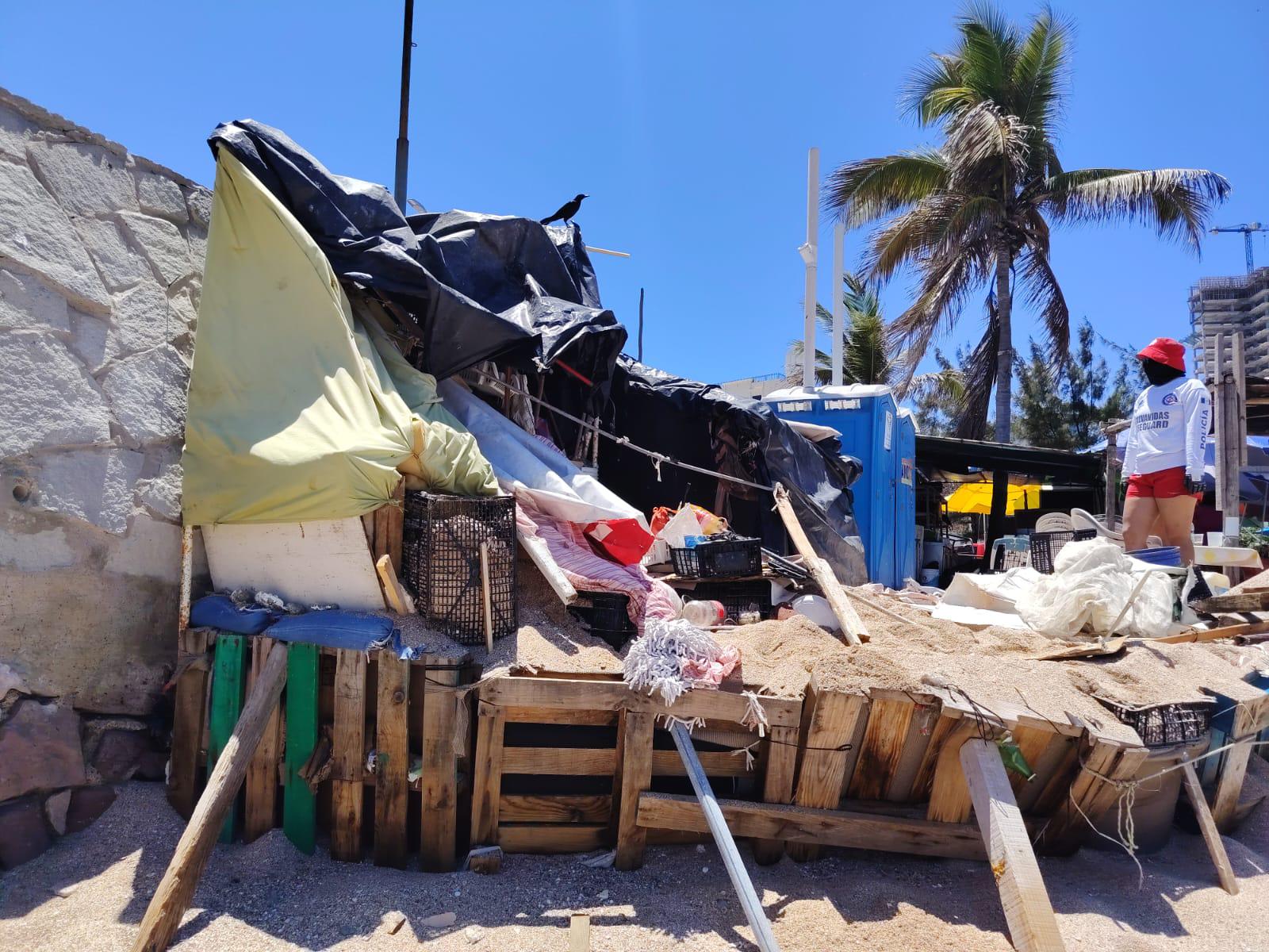 $!Retiran basura y objetos peligrosos para prevenir accidentes entre bañistas en Playa Pinitos, en Mazatlán
