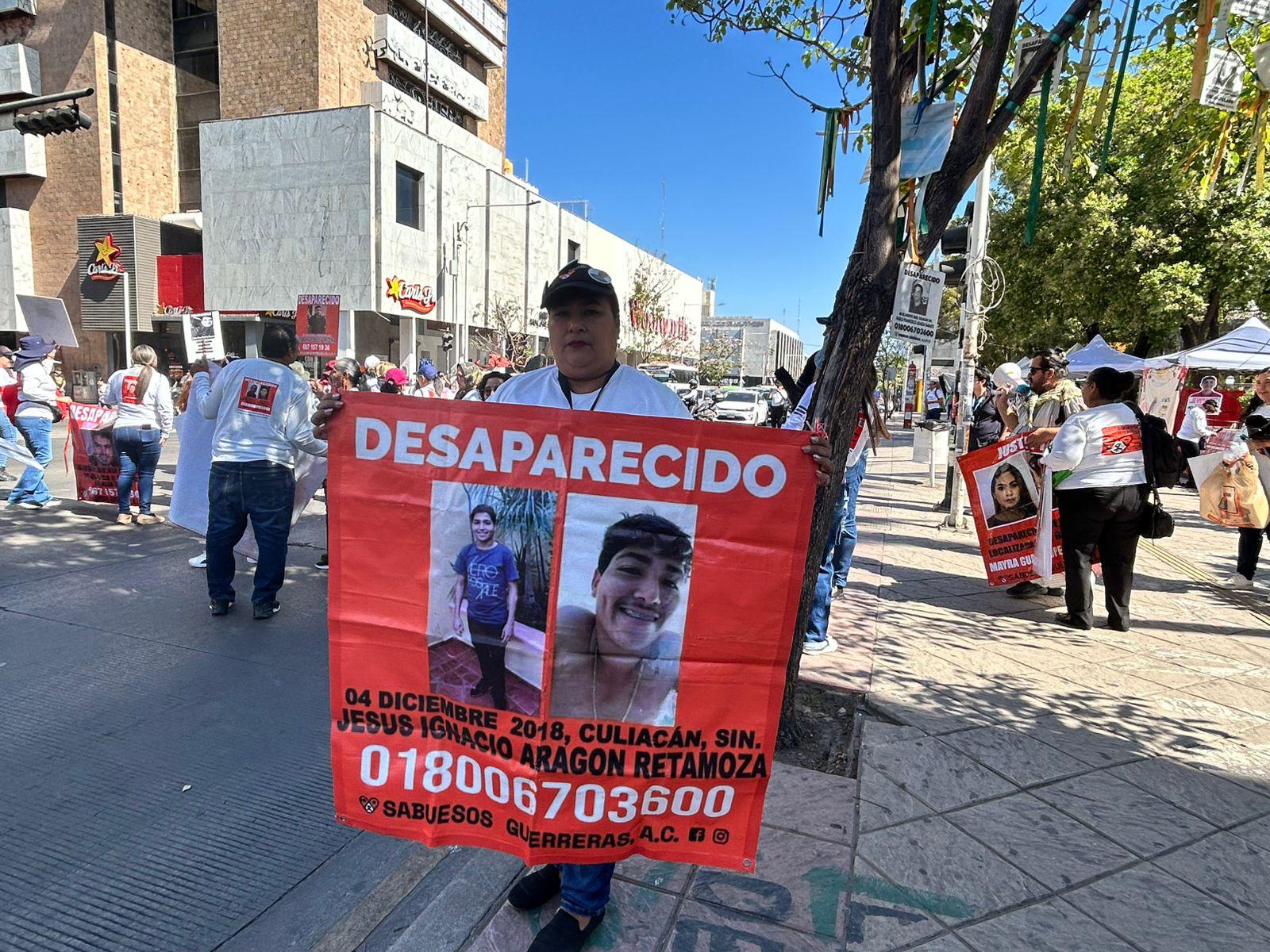 $!Marchan madres buscadoras a Fiscalía de Sinaloa previo al Día de las Madres