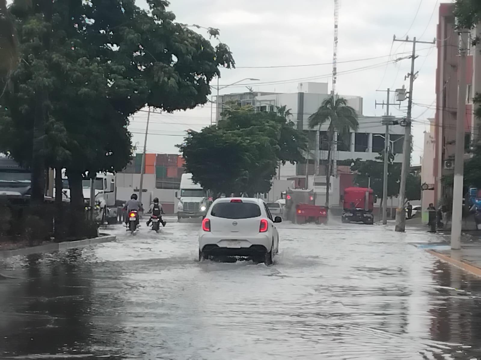 $!Se desborda agua del Estero del Infiernillo a vialidades aledañas