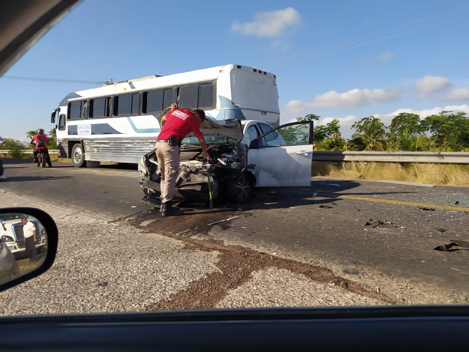 $!Vuelca camión en Escuinapa con estudiantes de la UTEsc a bordo