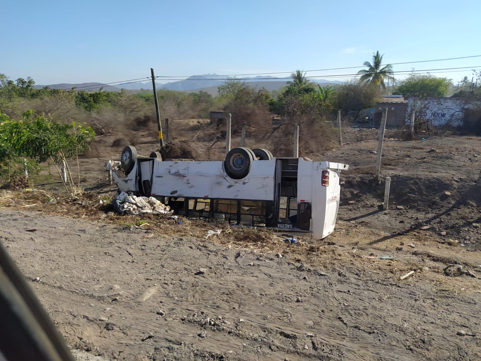 $!Vuelca camión en Escuinapa con estudiantes de la UTEsc a bordo