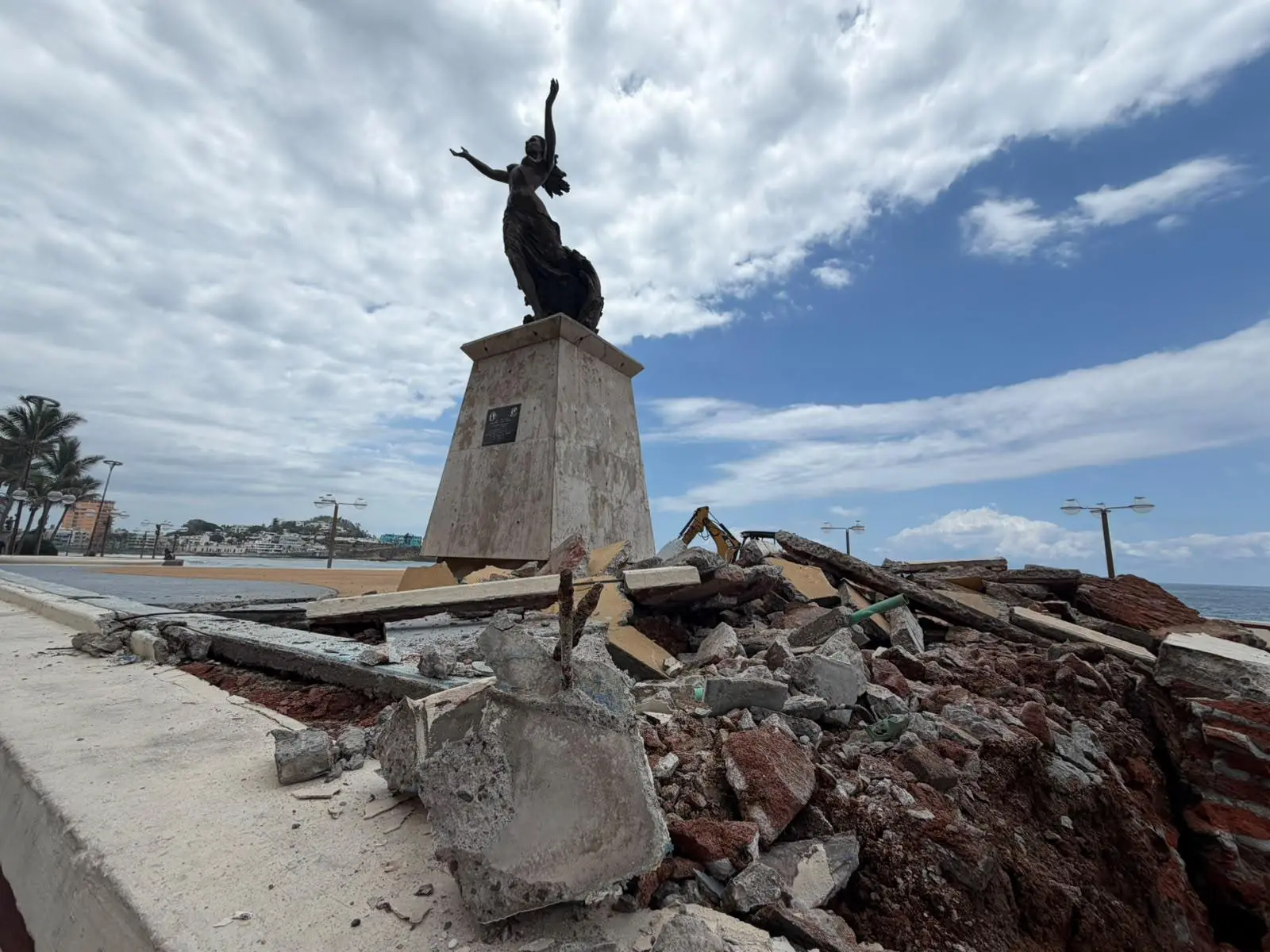 $!Inician remodelación del Monumento a la Mujer Mazatleca; renovarán toda la explanada