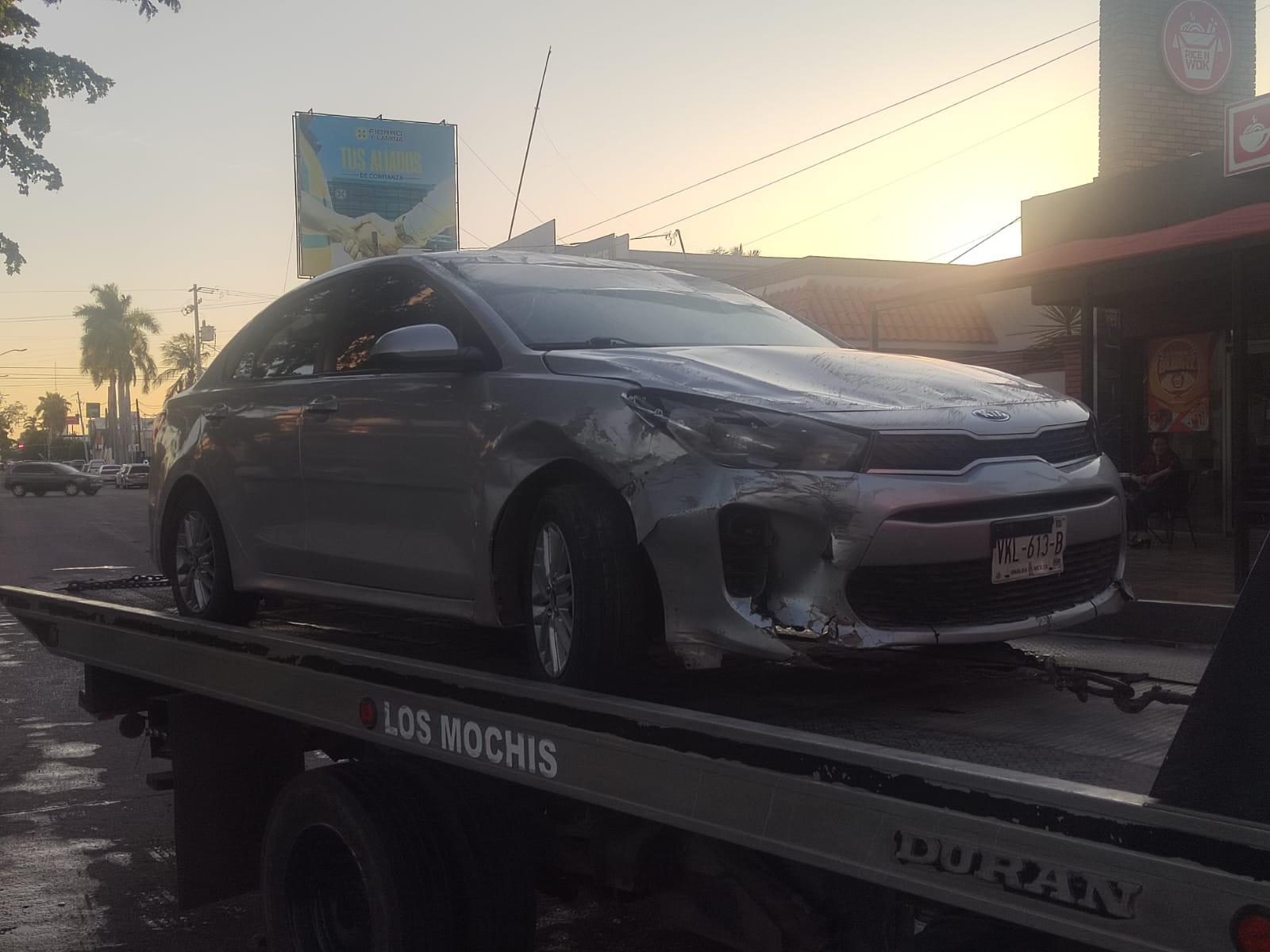 $!Volcadura en el sector Scally de Los Mochis deja solo daños materiales