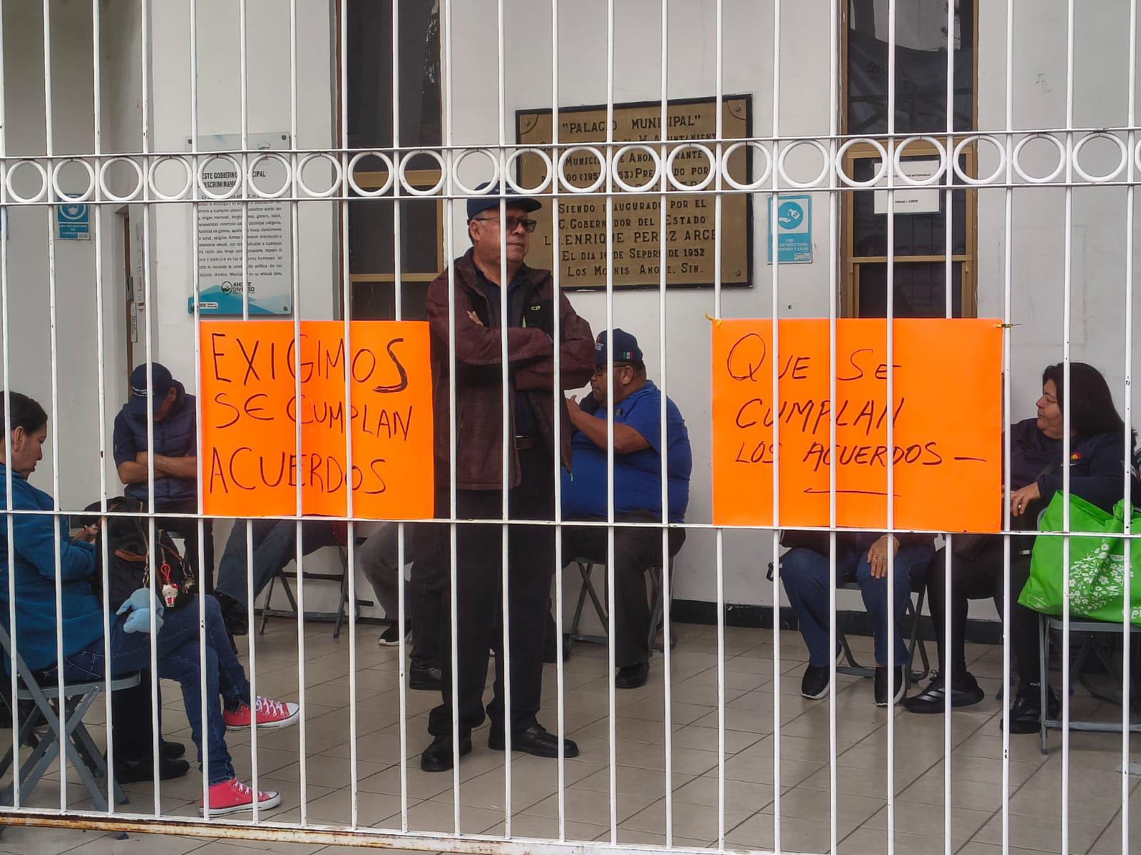 $!Colectivo de policías toman instalaciones del Ayuntamiento de Ahome en reclamo de adeudos a viudas de policías