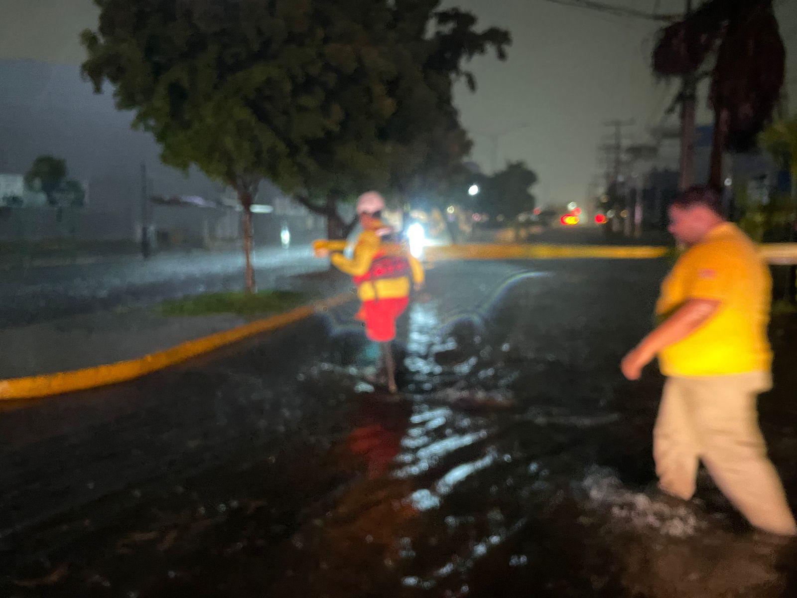 $!En Mazatlán, dejan inundaciones viales vehículos varados y familias trasladadas a sus hogares u hoteles