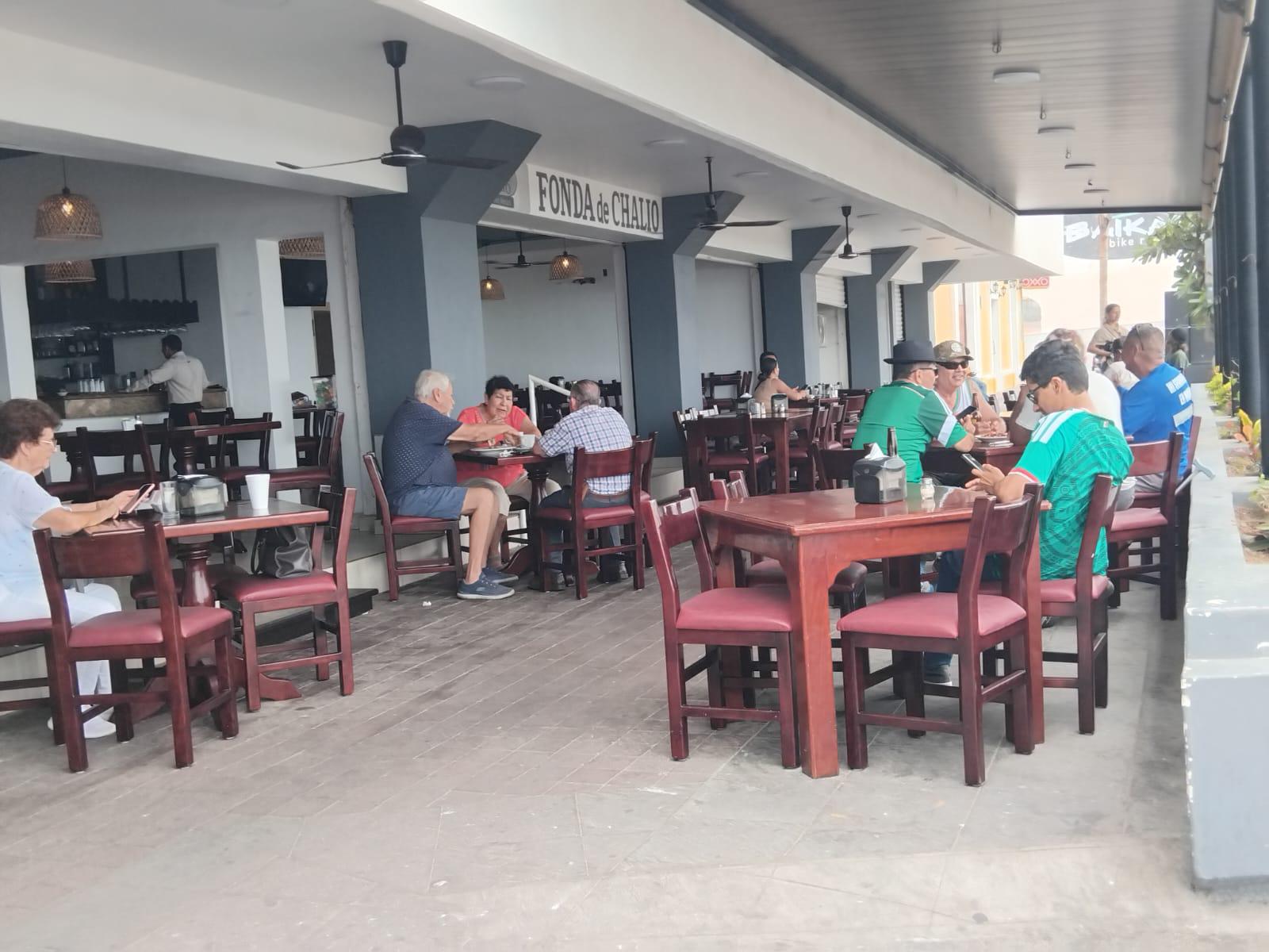 $!Disfrutan decenas de alumnos y comensales en Mazatlán del partido de futbol entre México y Sudáfrica
