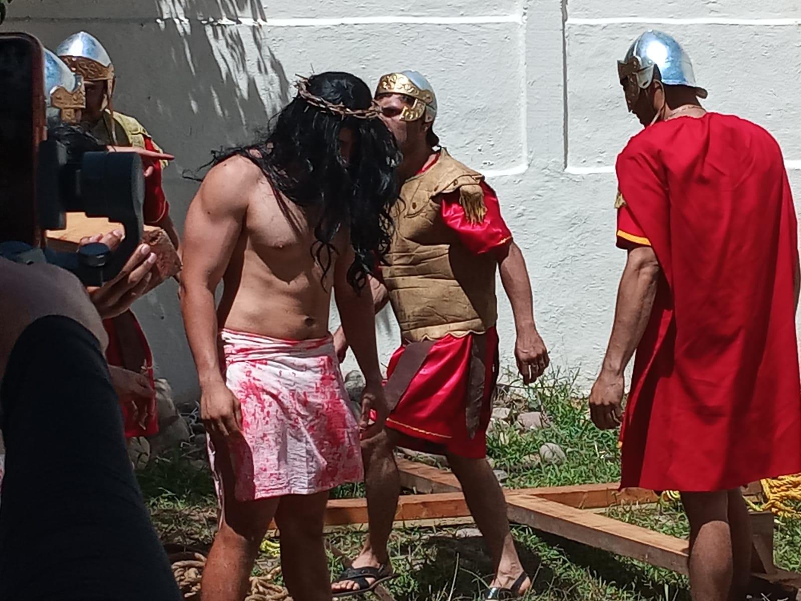 $!Mazatlecos y turistas atestiguan el Viacrucis Viviente en calles del Centro de puerto