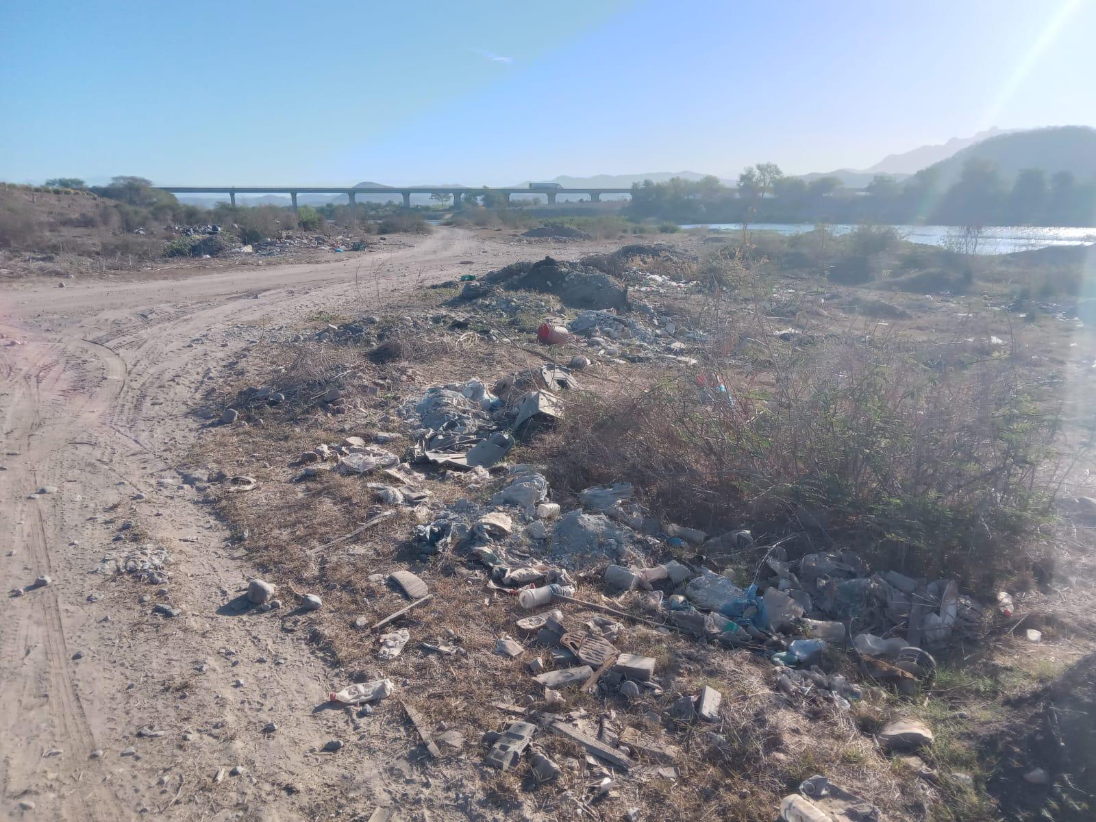 $!Proliferan tiraderos de basura y escombro en el margen del Río Baluarte