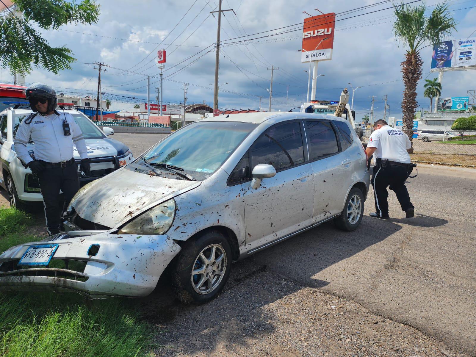 $!Rescatan a mujer que había volcado su vehículo en un canal de Culiacán